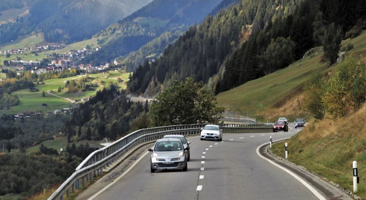 conduire une voiture automatique sur un col de montagne