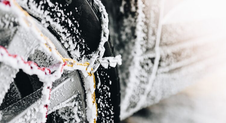 Un véhicule avec une chaîne à neige montée
