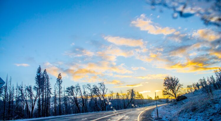 Un paysage d'hiver, une route enneigée pour bien apprendre comment conduire sur la neige et sur la glace