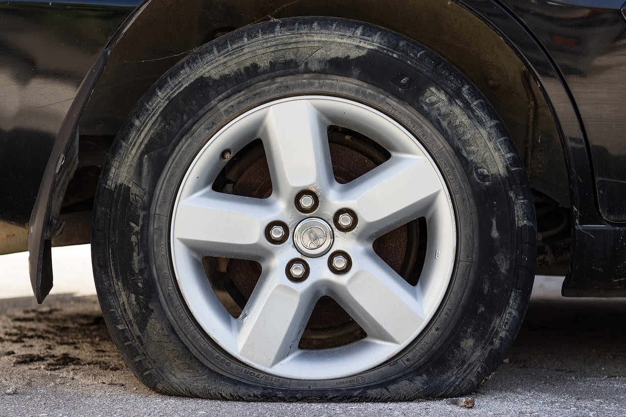 Conduire avec un clou dans le pneu, estil possible