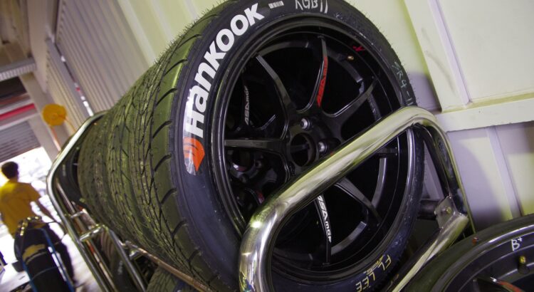 Le pneu Hankook à vendre. Le logo de la marque est visible sur le flanc du produit