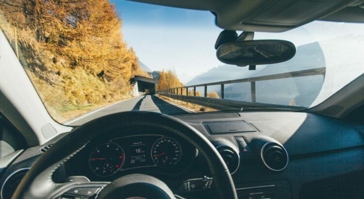 Un voyage sous le soleil en voiture. Comment conduire en été