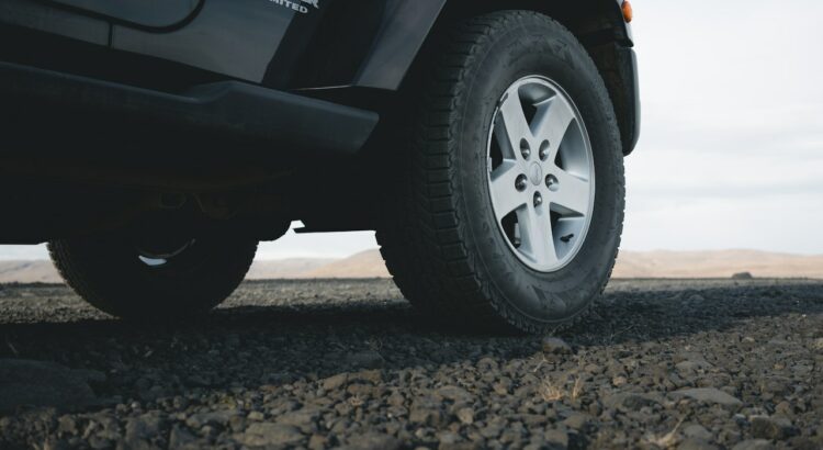 Pneu rechapé monté sur une voiture noire