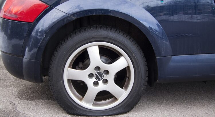 Pneu crevé d'une voiture.