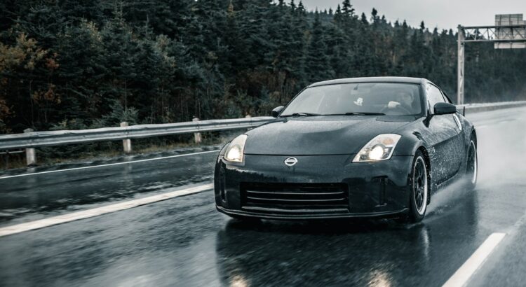 Voiture sur la route sous la pluie.