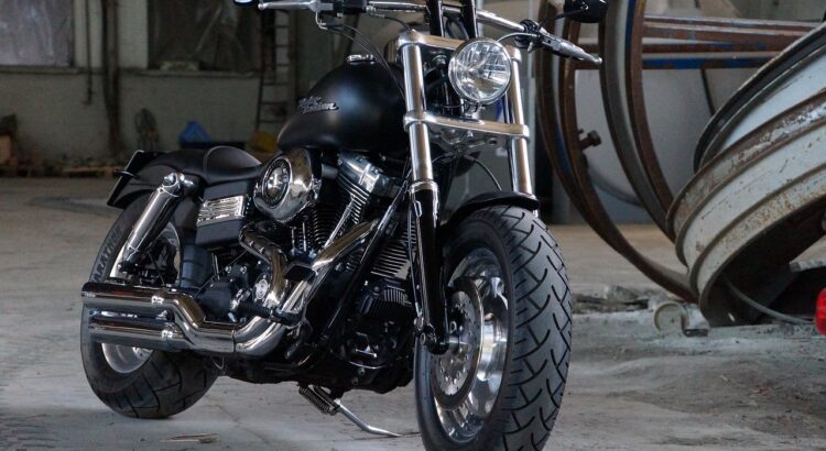Pneus moto Metzeler. Moto classique dans un garage.