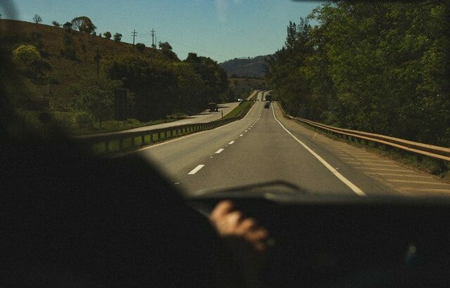 Voyager en voiture en été. Vue de la route de l'arrière d'une voiture.
