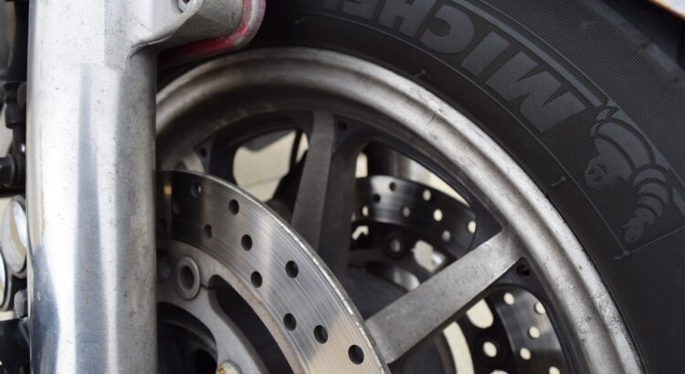 Gros plan sur un pneu Michelin.