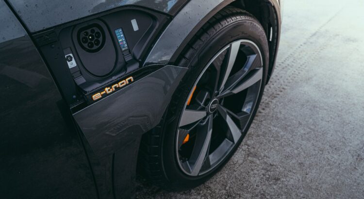 Roue avant d'une voiture noire.
