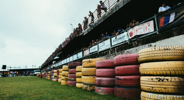 Pneus empilés sur une piste de course.