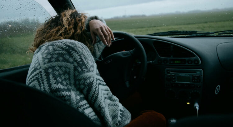 Une femme endormie au volant.