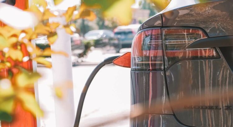 Voiture électrique branchée sur une borne.