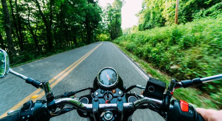 Vue d'une route en moto.