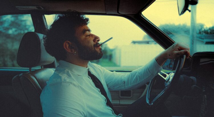 Homme fumant au volant.