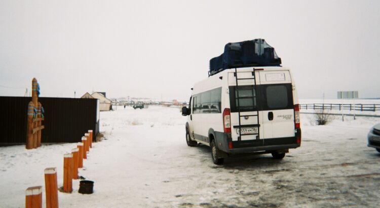 Camionnette sur une route enneigée.